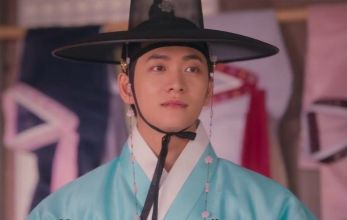 Струящаяся над рекой луна