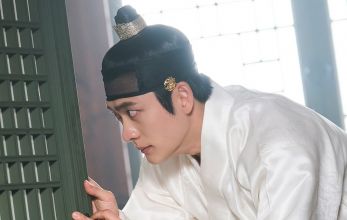 Струящаяся над рекой луна