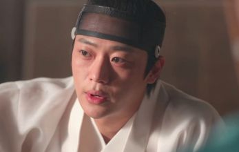 Струящаяся над рекой луна