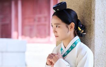 Струящаяся над рекой луна