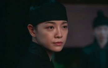 Струящаяся над рекой луна